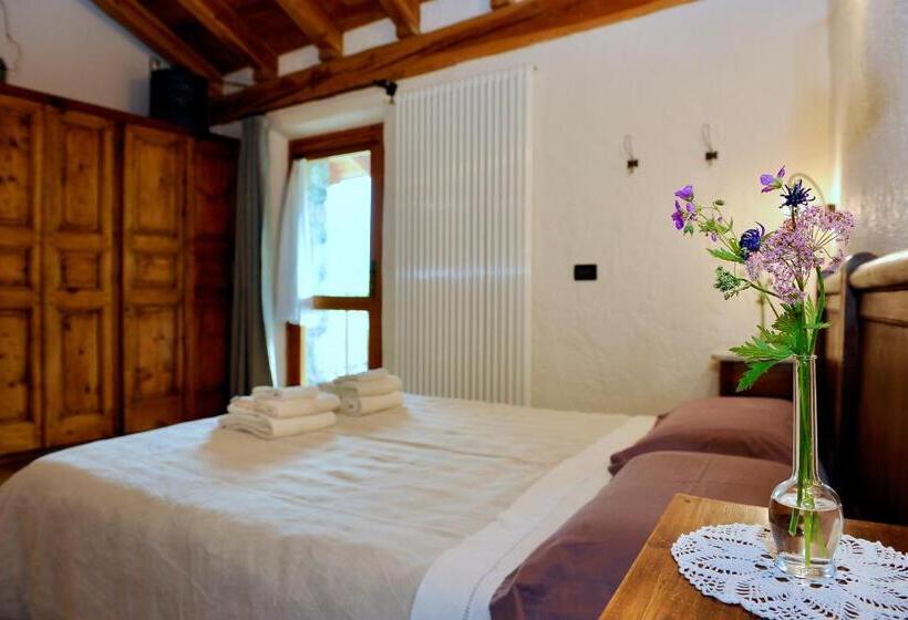 חדר סטנדרט לשלושה עם טרסה, La Vrille   Chambres D Hôtes