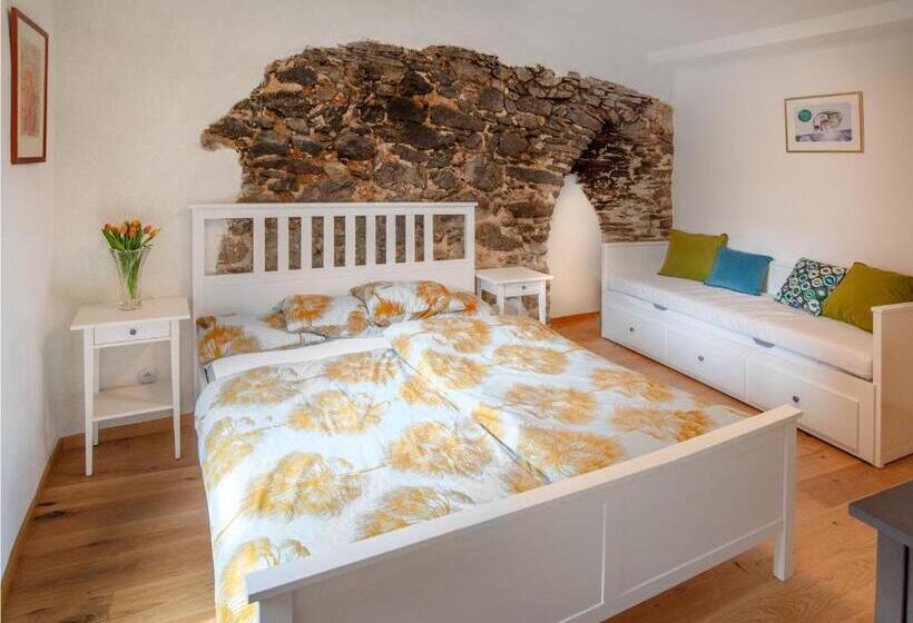 标准三人间, Pension U Farní školy