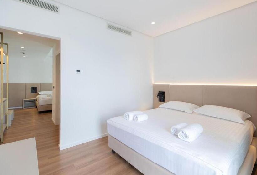 四人标准间, Morina Beach
