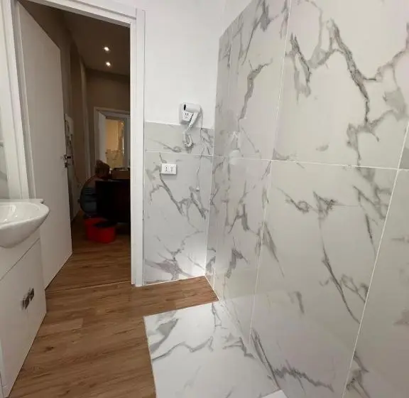 اتاق استاندارد با سرویس بهداشتی مشترک, Redamare Suites