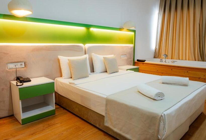 带大床的套房, Regenesis Hotel & Spa