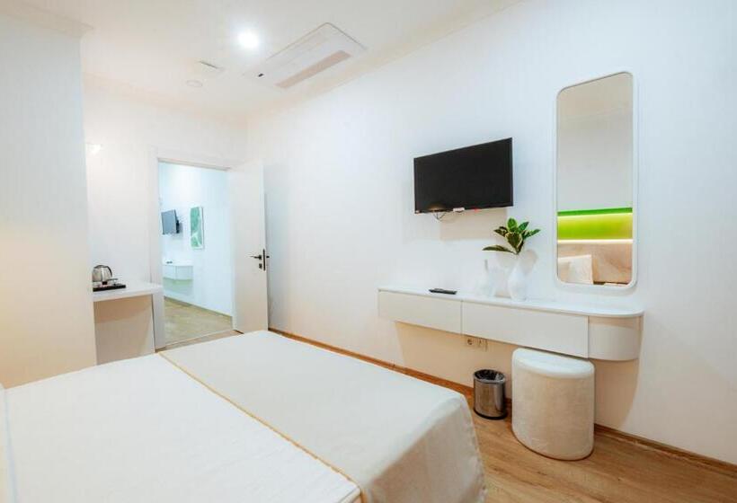 Полулюкс, Regenesis Hotel & Spa