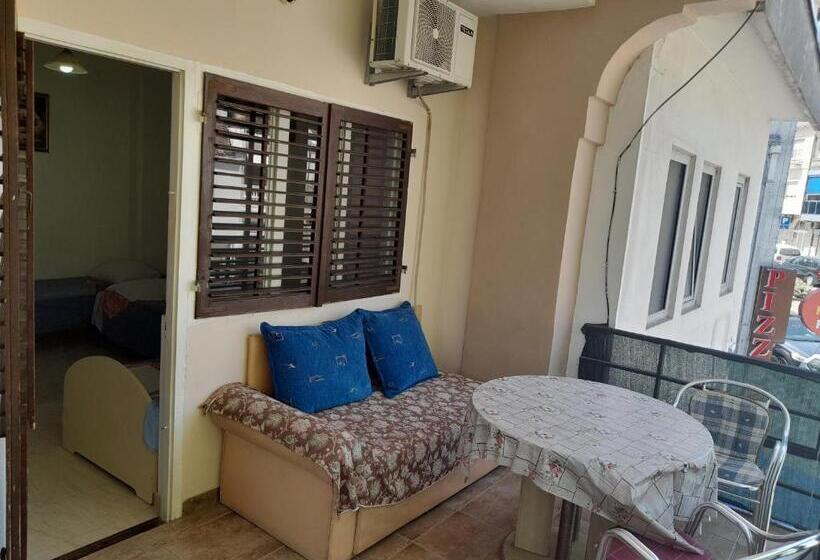 اتاق استاندارد سه تخته با بالکن, Ulpiana   Apartments,rooms,hostel