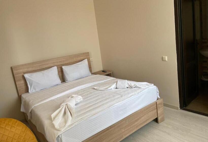 جناح جونيور, Kamar Hotel Ijevan