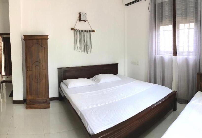 اتاق کلاسیک سه تخته, Sritaly Inn