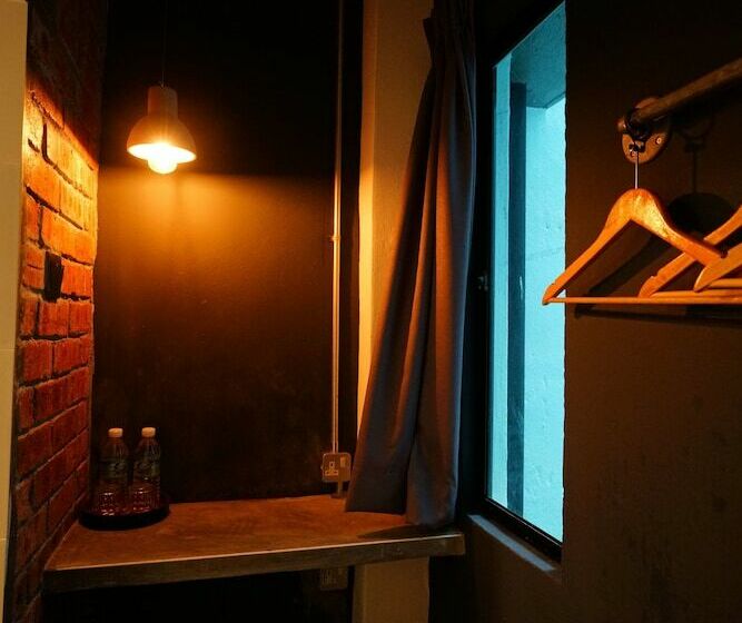 디럭스 룸, Brick Box