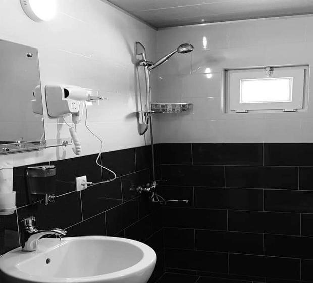 اتاق لوکس, Merlani S House