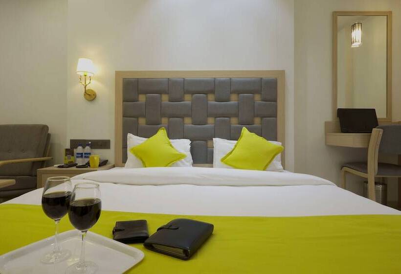 Номер Deluxe, Sifat International