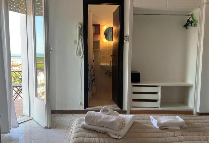 海景标准间带阳台, X