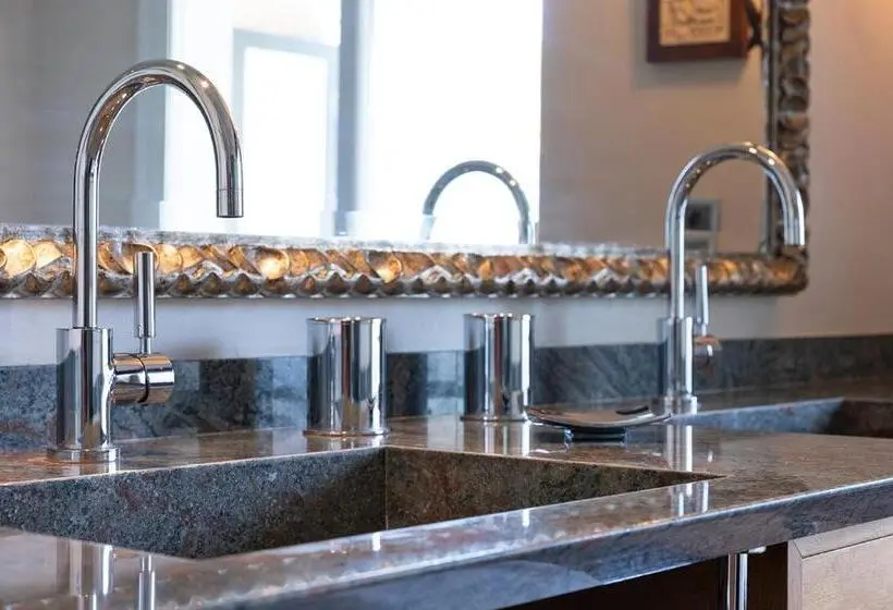 سوئیت با وان آب گرم, Suites Del Mar Fenals Apartments