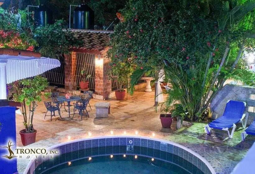 اتاق لوکس, El Tronco Inc