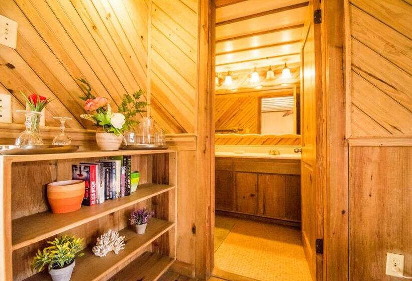 اتاق لوکس با بالکن و چشمانداز دریا, Utila Lodge