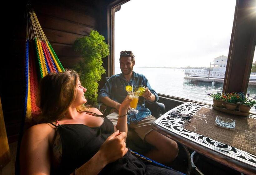 اتاق لوکس با بالکن و چشم‌انداز دریا, Utila Lodge