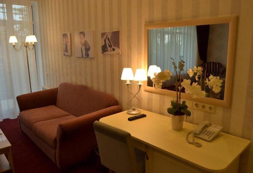 سوئیت با بالکن, Ajur