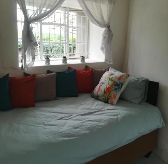 Standard Triple Room with Terrace, Three Bridges B&b