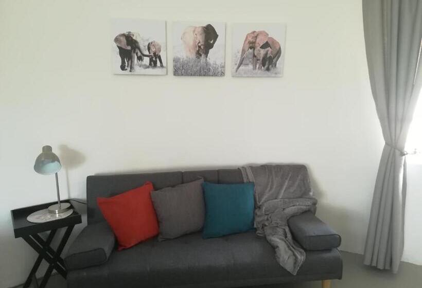 Standard Triple Room with Terrace, Three Bridges B&b