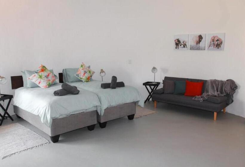 Standard Triple Room with Terrace, Three Bridges B&b