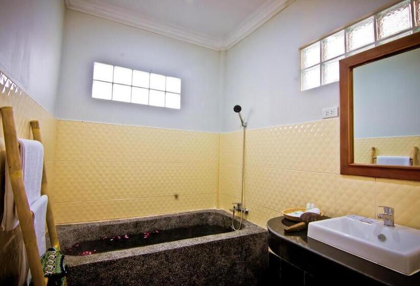 سوئیت اجرایی با چشم‌انداز باغ, Ravorn Villa Boutique