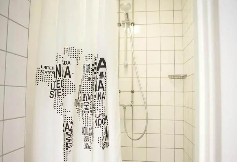 اتاق استاندارد سه تخته با سرویس بهداشتی مشترک, Globalhagen Hostel