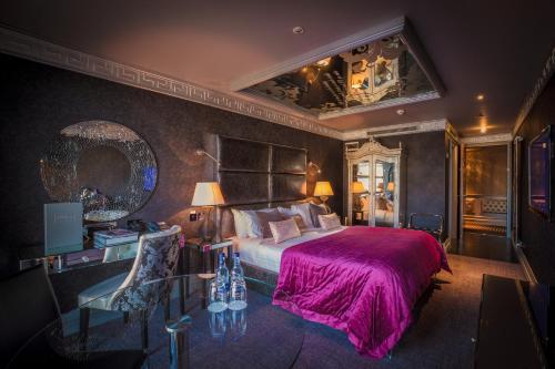 豪华房间, Me & Mrs Jones