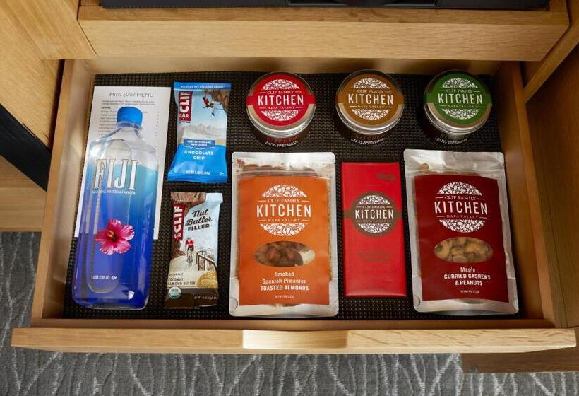 מיטת קינג בסוויטה, Archer Hotel Napa