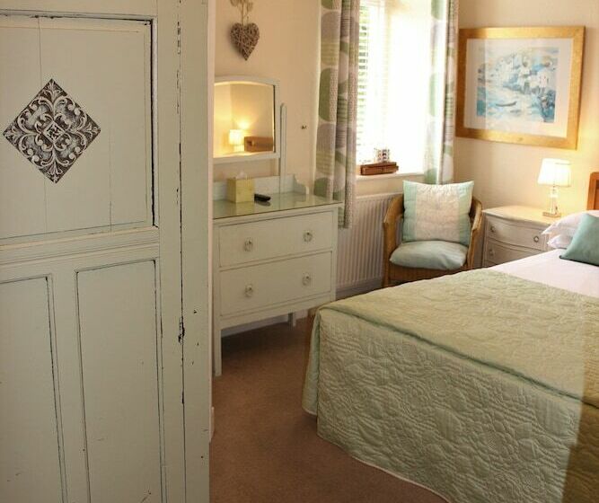 חדר בסיסי, Trafalgar House