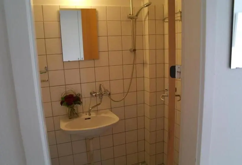 Standard Neljän Hengen Huone, Emmaus Hostel