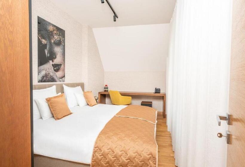 سوییت لوکس, Fruške Residences