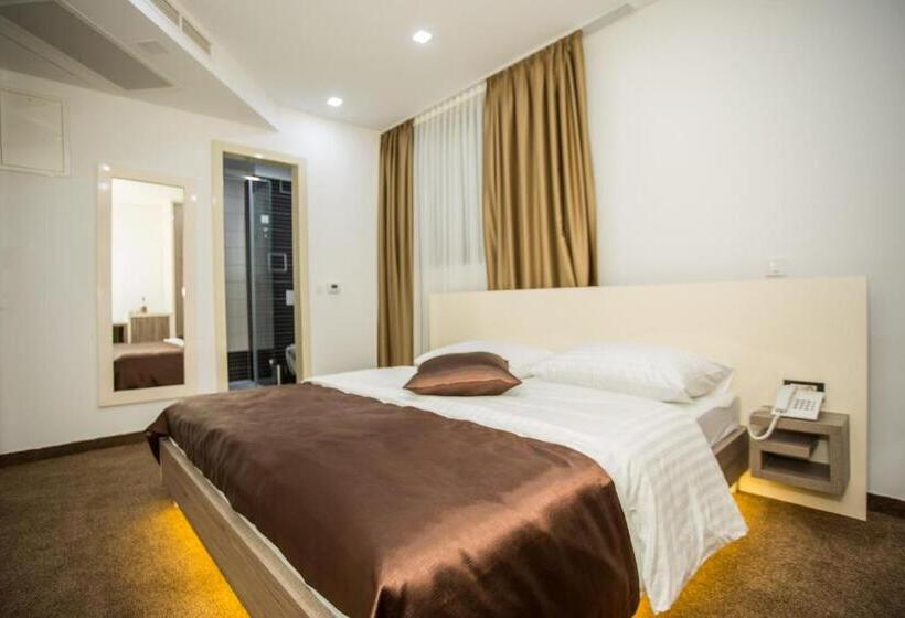 غرفة قياسية, National