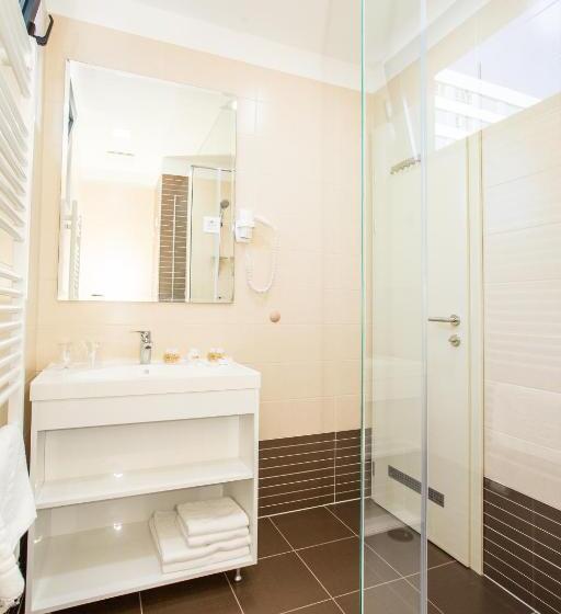 غرفة قياسية, National