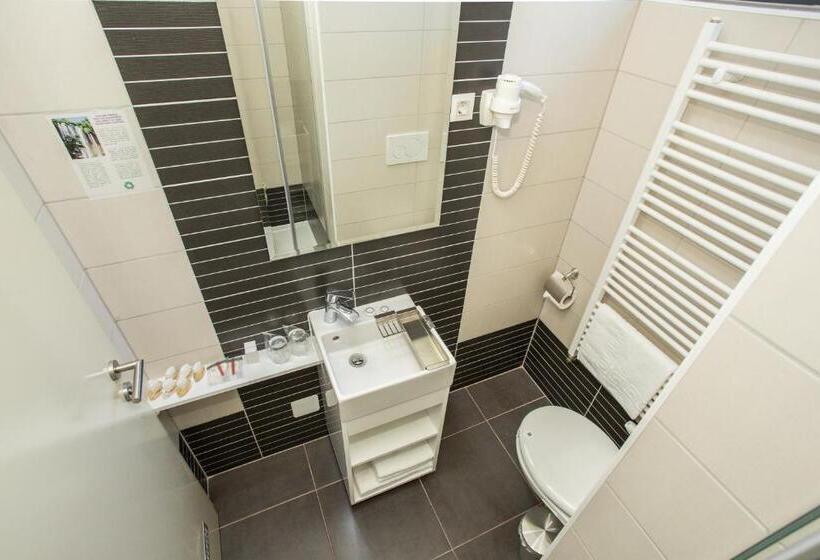 ‫غرفة فردية مزودة بتراس, National