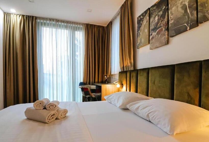 غرفة قياسية, National