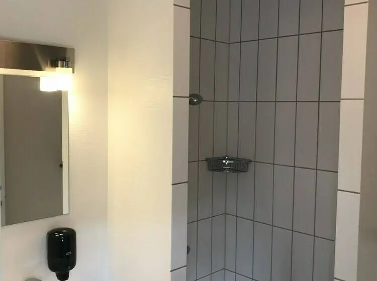 Chambre Familiale, Rødding