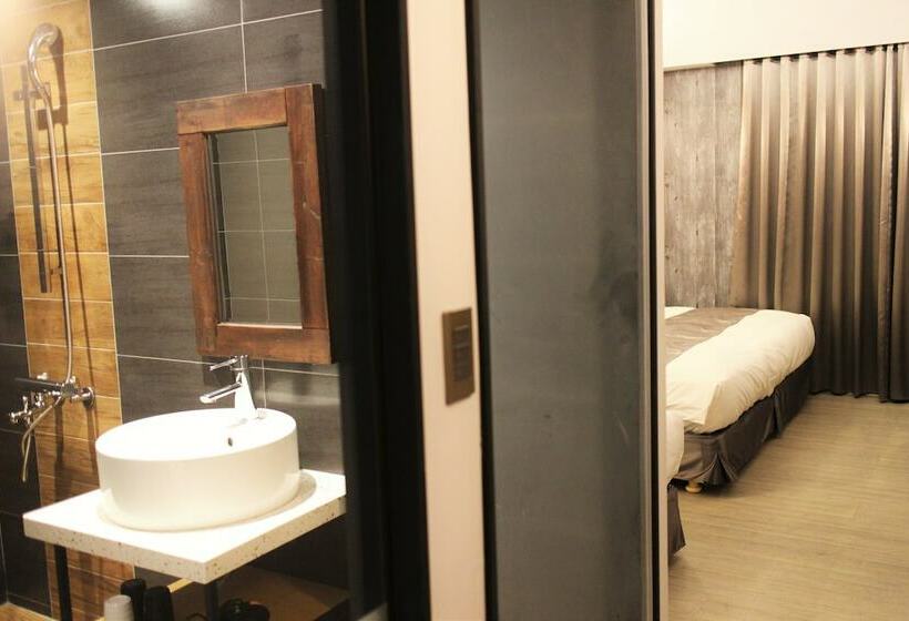 חדר סטנדרט לשלושה, Sunrise