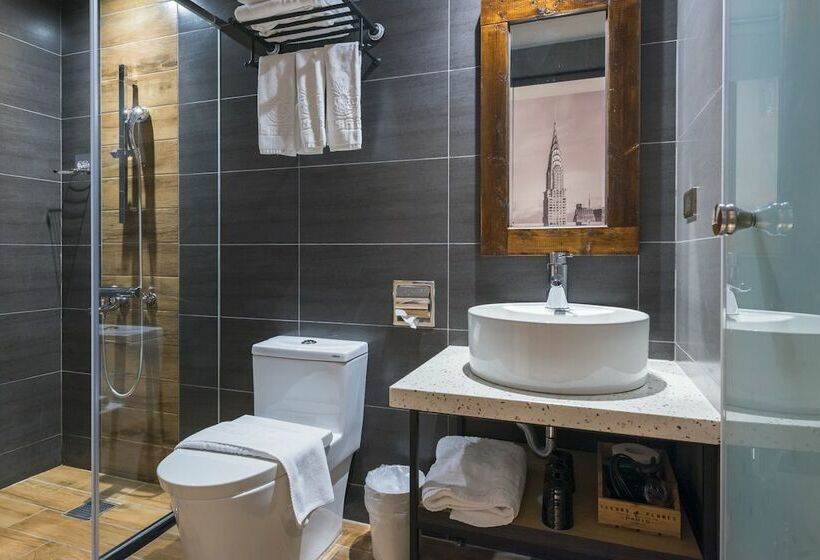 חדר סטנדרט לשלושה, Sunrise