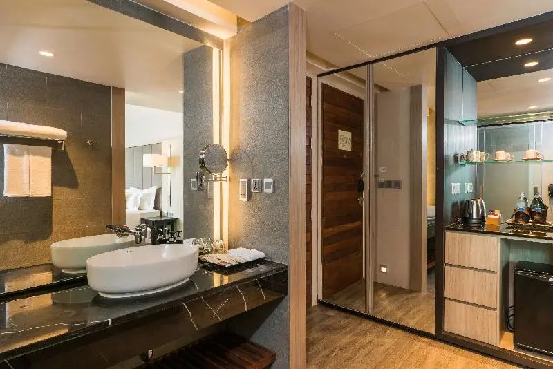 اتاق لوکس با چشم‌انداز استخر, My Beach Resort Phuket
