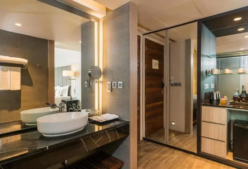 اتاق لوکس با چشم‌انداز استخر, My Beach Resort Phuket