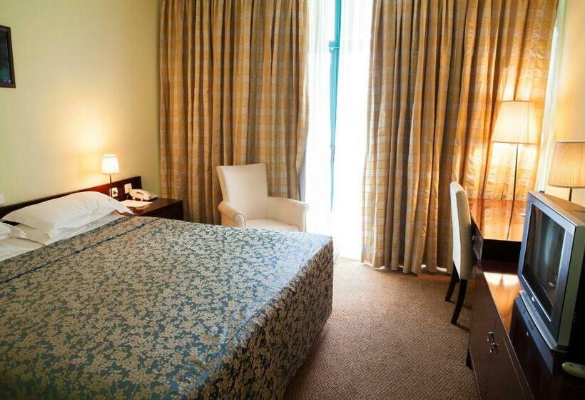 اتاق لوکس, Gorillas Lake Kivu