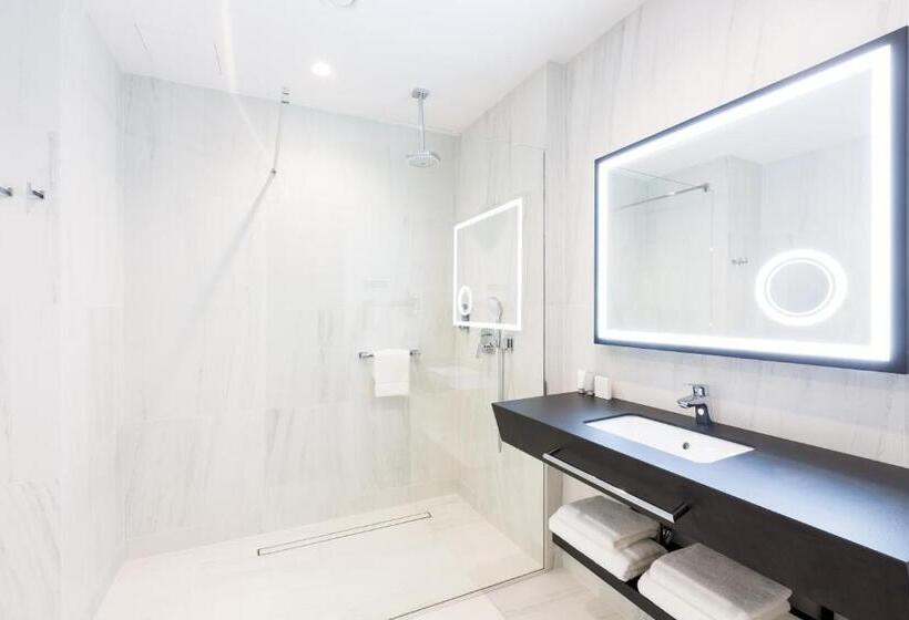 חדר משפחתי, Grand Ascot