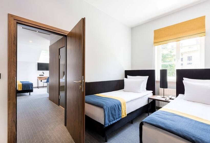 חדר משפחתי, Grand Ascot