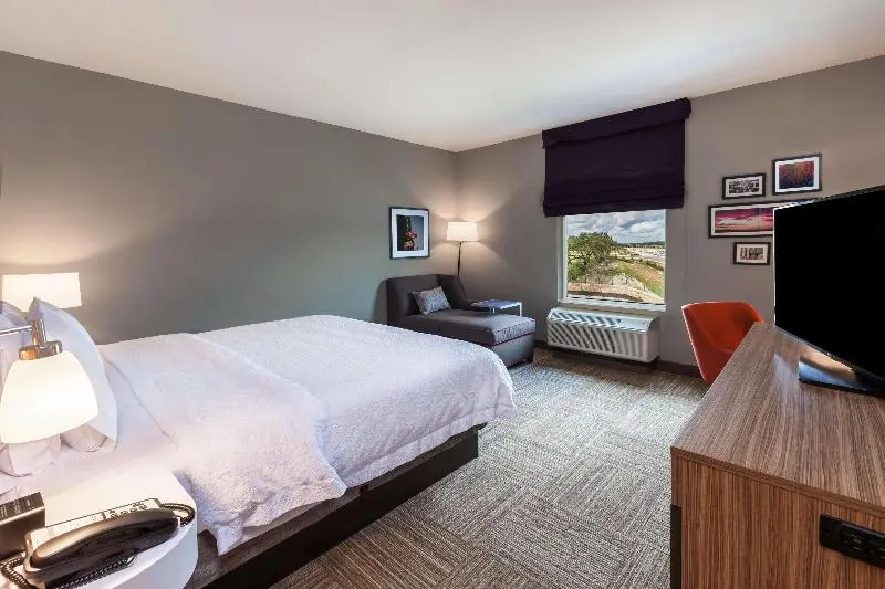 キングサイズベッドのスタンダードルーム, Hampton Inn Bulverde Texas Hill Country