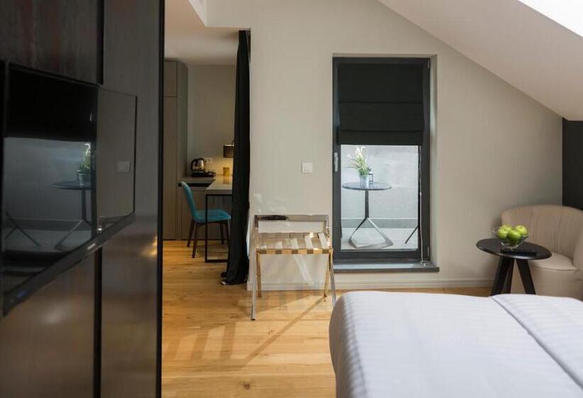 اتاق لوکس با بالکن, Livris