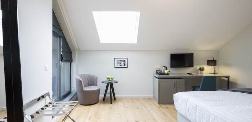 اتاق لوکس با چشم‌انداز شهر, Livris