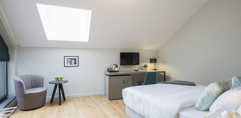 اتاق لوکس با چشم‌انداز شهر, Livris