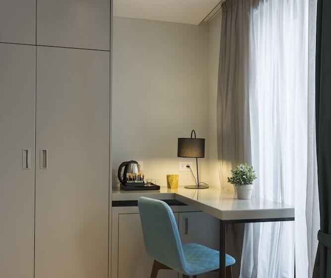 اتاق لوکس با چشم‌انداز شهر, Livris