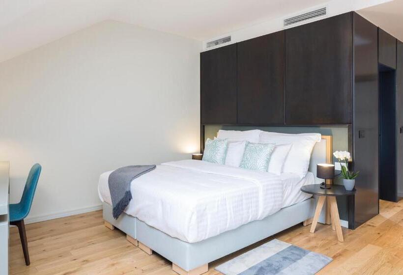 اتاق لوکس با بالکن, Livris