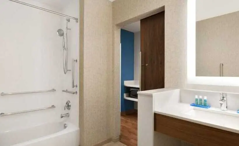 身障者適用スイートルーム, Holiday Inn Express & Suites   Cincinnati Ne   Red Bank Road, An Ihg