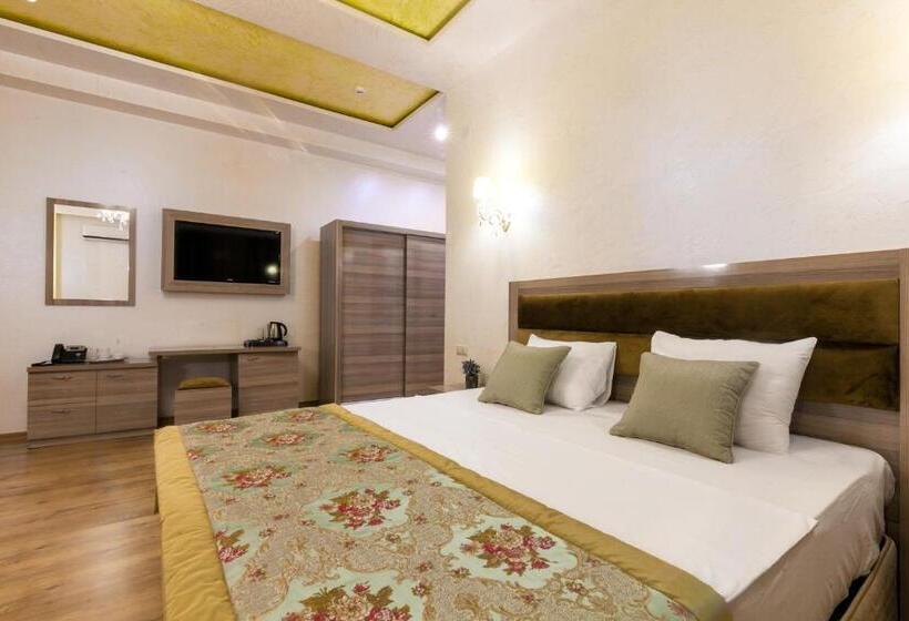 سوییت جونیور با بالکن, Iberia Palace