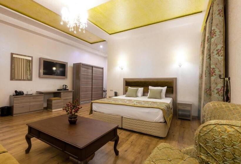 سوییت جونیور با بالکن, Iberia Palace