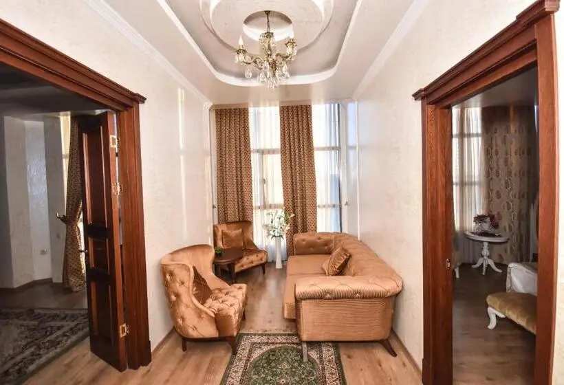سوئیت با بالکن, Iberia Palace